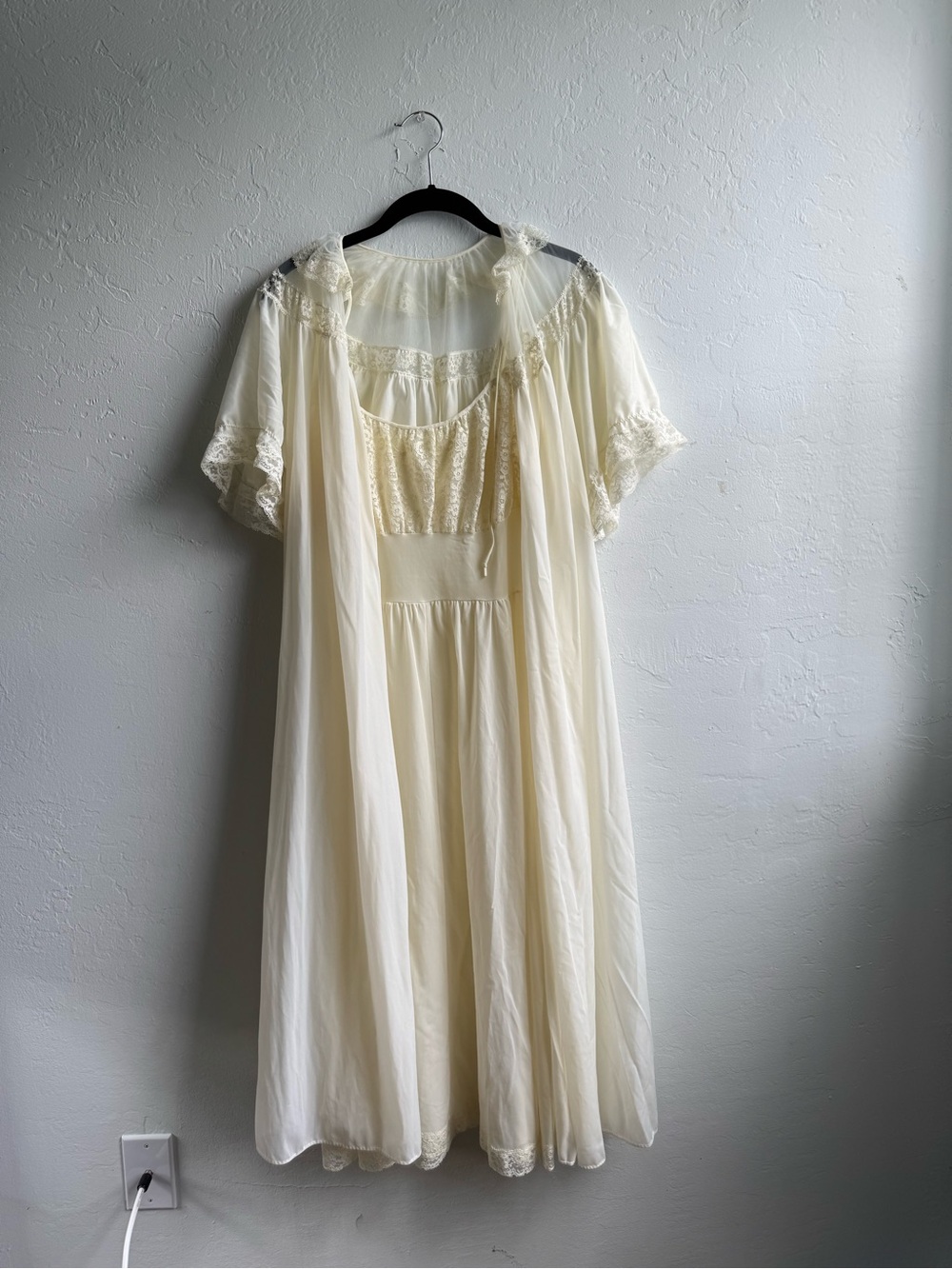 Vintage Women’s Cream Lace-Trim Nightgown and Robe Set peignoir set